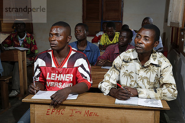 Lehrlinge  Schüler einer Tischlerei und Schreiner Werkstatt sitzen an einer Schulbank  Matamba-Solo  Provinz Bandundu  Republik Kongo