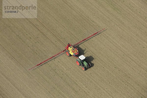 Luftbild  Traktor bei der Aussaat im Frühjahr auf Feld  Agrarlandschaft bei Mühldorf  Oberbayern  Bayern