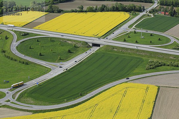 Luftbild  Autobahnausfahrt in Agrarlandschaft  Autobahn A 94 bei Mühldorf  Oberbayern  Bayern