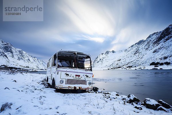Alter Bus am verschneiten Strand  Lofoten  Norwegen  Europa