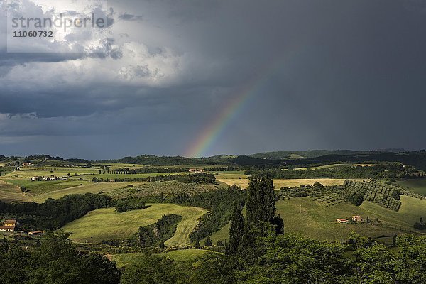 Regenbogen im Val d?Orcia  Toskana  Italien  Europa