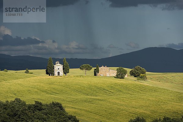 Capella di Vitaleta mit dunklen Wolken  Val D'Orcia  Toskana  Italien  Europa