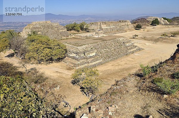 Edificio O  hinten Edificios M  L und N  Ausgrabungsstätte Monte Alban bei Oaxaca  Bundesstaat Oaxaca  Mexiko  Nordamerika