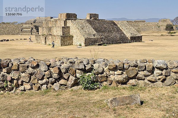 Edificio J  Ausgrabungsstätte Monte Alban bei Oaxaca  Bundesstaat Oaxaca  Mexiko  Nordamerika