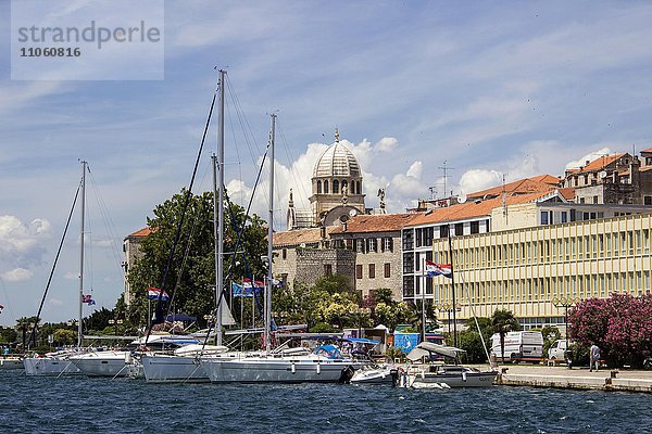 Segelboote im Hafen  hinten Kathedrale Sveti Jakov  Hl. Jakob  Sibenik  Kroatien  Europa