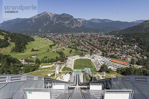Große Olympiaschanze  Blick von oben in die Anlaufspur  Garmisch-Partenkirchen  Bayern  Deutschland  Europa