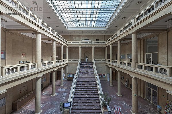 Eingangshalle der Hochschule für Musik und Theater  1937 als Führerbau für Hitler errichtet  diente Repräsentationszwecken  München  Bayern  Deutschland  Europa