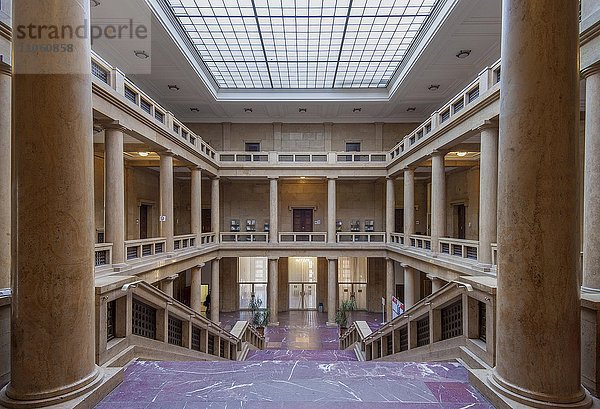 Eingangshalle der Hochschule für Musik und Theater  1937 als Führerbau für Hitler errichtet  diente Repräsentationszwecken  München  Bayern  Deutschland  Europa