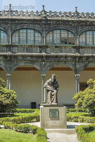Bibliothek der Universität  Innenhof mit Statue Erzbischof Alonso III. de Fonseca  1475-1534  UNESCO Weltkulturerbe  Santiago de Compostela  Provinz A Coruña  Galicien  Spanien  Europa