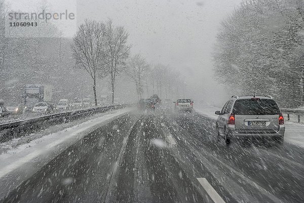 Autos bei Schneetreiben und Glätte auf Autobahn A7  schlechte Sicht  Bayern  Deutschland  Europa