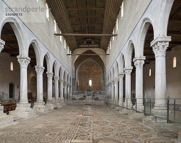 Romanische Basilika  11.Jh.  freigelegter Mosaikboden mit christlicher Symbolik  4.Jh.  Innenaufnahme  Aquileia  Provinz Udine  Region Friaul-Julisch Venetien  Italien  Europa