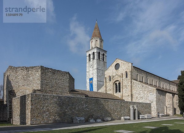 Romanische Basilika mit Glockenturm  11.Jh.  vorne Baptisterium oder Taufkapelle  Aquileia  Provinz Udine  Region Friaul-Julisch Venetien  Italien  Europa