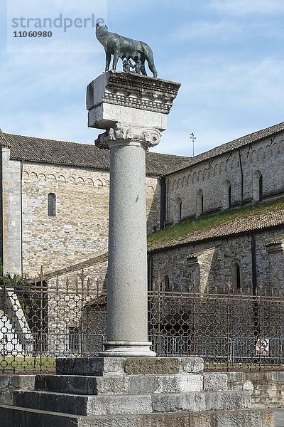 Römische Säule mit Kapitolinischer Wölfin  hinten romanische Basilika  Aquileia  Provinz Udine  Region Friaul-Julisch Venetien  Italien  Europa