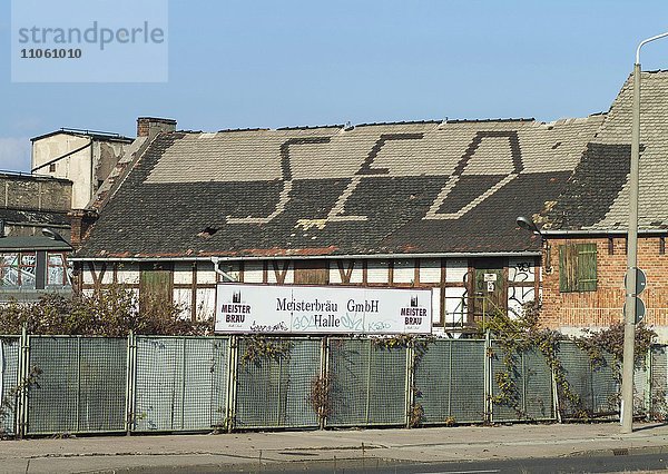 Verfallende Brauerei VEB Meisterbräu  SED-Schriftzug auf dem Dach  Dachdeckerarbeit  bis 1993 in Betrieb  Zeugnis DDR-Diktatur  Halle  Sachsen-Anhalt