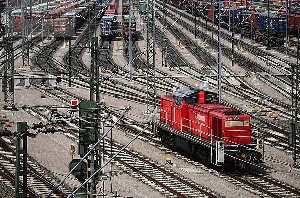 Rote Lokomotive  dahinter Container auf den Gleisen  Rangierbahnhof Maschen  Seevetal  Niedersachsen  Deutschland  Europa