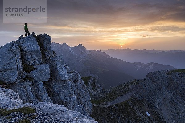 Wanderer auf der Dreitorspitze bei Sonnenuntergang  Wettersteingebirge  Garmisch-Partenkirchen  Bayern  Oberbayern  Deutschland  Europa