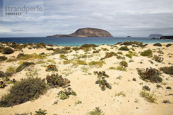 Aussicht auf Montana Clara Insel  Naturschutzgebiet von der Insel Graciosa  Lanzarote  Kanarische Inseln  Spanien  Europa