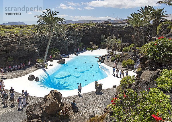 Tropischer Garten mit Pool  Lavahöhle Jameos del Agua  von Cesar Manrique  Lanzarote  Kanarische Inseln  Spanien  Europa