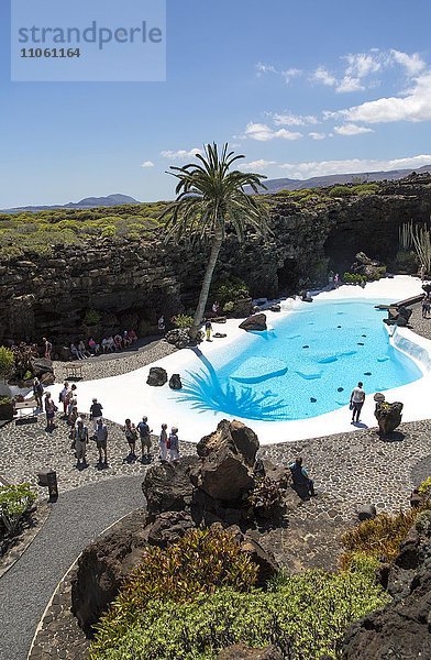 Swimmingpool  Lavahöhle Jameos del Agua  von Cesar Manrique  Lanzarote  Kanarische Inseln  Spanien  Europa