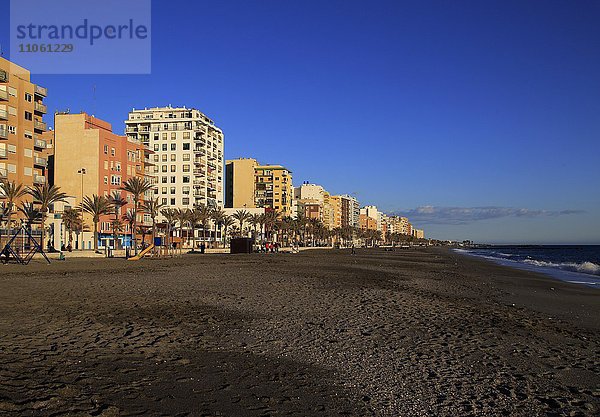 Sandstrand und Apartments direkt am Meer  Almería  Andalusien  Spanien  Europa