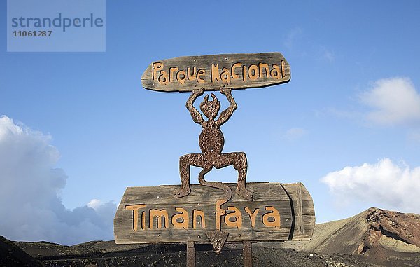 Schild des Parque Nacional de Timanfaya  entworfen von Cesar Manrique  Nationalpark  Lanzarote  Kanarische Inseln  Spanien  Europa