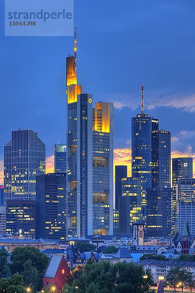 Skyline  Bankenviertel bei Dämmerung  blaue Stunde  Taunusturm  Tower 185  Commerzbank  Messeturm  HelaBa Hessische Landesbank  Deutsche Bank  Frankfurt am Main  Hessen  Deutschland  Europa