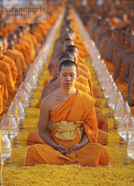 Mönche sitzen in einer Reihe zur Meditation  Wat Phra Dhammakaya Tempel  Amphoe Khlong Luang  Pathum Thani  Bangkok  Thailand  Asien *** WICHTIG:   Die Bilder dürfen nur im positiven Sinne des Dhammakaya Tempels verwendet werden ***