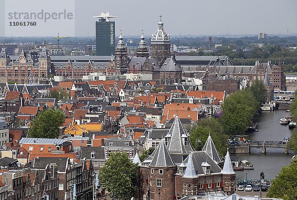 Ausblick über Chinatown  vorne ehemalige Stadtwaage de Waag  Amsterdam  Holland  Niederlande  Europa