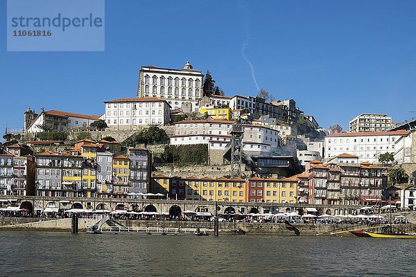 Uferpromenade  Altstadt Ribeira  ehemaliger Bischofspalast  Porto  UNESCO Weltkulturerbe  Portugal  Europa