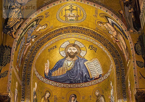 Byzantinisches Mosaik des Christus Pantokrator in der Apsis der Cappella Palatina  Palastkapelle des Palazzo Reale auch Palazzo dei Normanni oder Normannenpalast  Palermo  Sizilien  Italien  Europa
