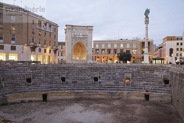 Römisches Amphitheater mit dem Sedile und der Sant'Oronzo-Säule  Lecce  Apulien  Italien  Europa