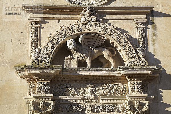 Portal der Kirche San Marco mit dem Löwen  Symbol der Republik Venedig  Lecce  Apulien  Italien  Europa