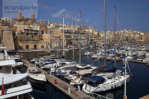 Ausblick über den Grand Harbour Jachthafen  hinten Basilika Maria Geburt  Vittoriosa  Malta  Europa