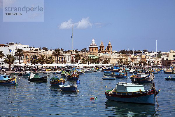 Luzzus  typische bunte Fischerboote  Hafen von Marsaxlokk  Malta  Europa