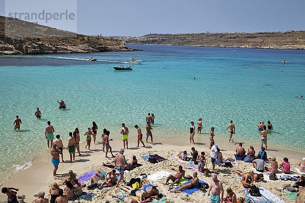 Touristen beim Baden an der Blauen Lagune  im Hintergrund die Insel Gozo  Comino  Malta  Europa