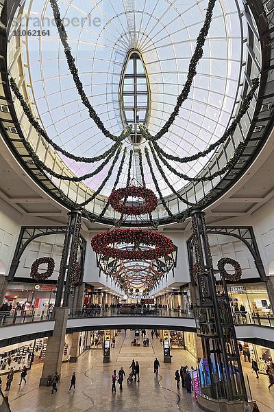 Einkaufszentrum Centro mit Weihnachtsdekoration  Oberhausen  Ruhrgebiet  Nordrhein-Westfalen  Deutschland  Europa