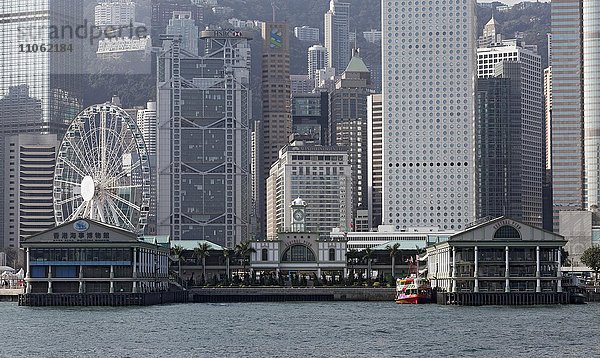 Skyline mit Central Pier und Hongkong Observation Wheel  Stadtteil Central  Hongkong Island  Hongkong  China  Asien