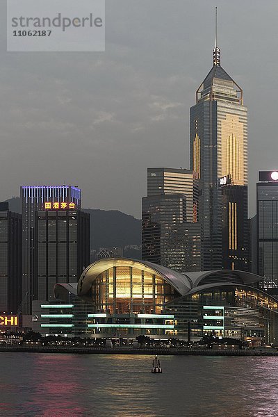 Skyline mit Hongkong Convention und Exhibition Center und Hochhaus Central Plaza  Dämmerung  Stadtteil Wan Chai  Hongkong Island  Hongkong  China  Asien
