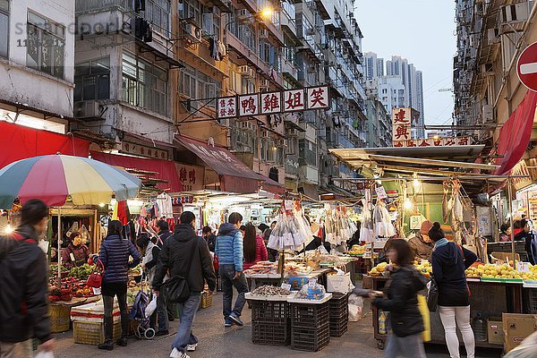 Temple Street Night Market  Nachtmarkt  Straßenbasar  Yau Ma Tei  Kowloon  Hongkong  China  Asien