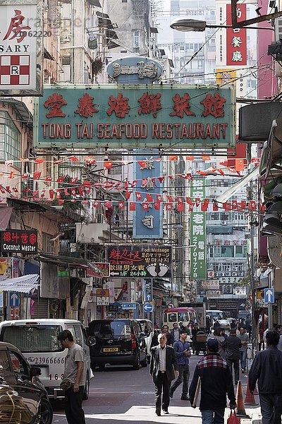 Geschäftsstraße mit Restaurants  Stadtviertel Yau Ma Tei  Kowloon  Hongkong  China  Asien