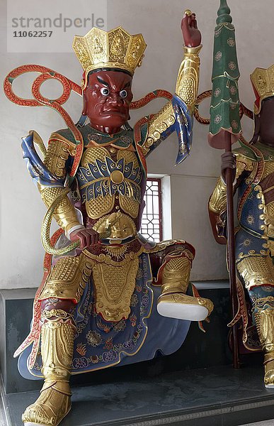 Figur eines Bodhisattva mit Schlange  buddhistischer Avalokiteshvara oder Kwun Yam Tempel  Kloster der 10.000 Buddhas  Sha Tin  New Territories  Hongkong  China  Asien