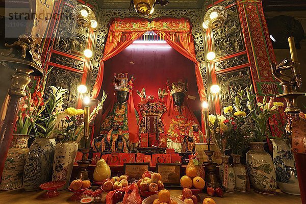 Altar mit Statuen der Götter Man und Mo  taoistischer Man Mo Tempel  Stadtteil Sheung Wan  Hongkong Island  Hongkong  China  Asien