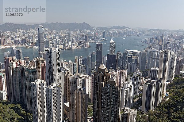 Wolkenkratzer  Hochhäuser im Stadtteil Central  Victoria Harbour und Kowloon  Ausblick von The Peak  Victoria Peak  Hongkong Island  Hongkong  China  Asien