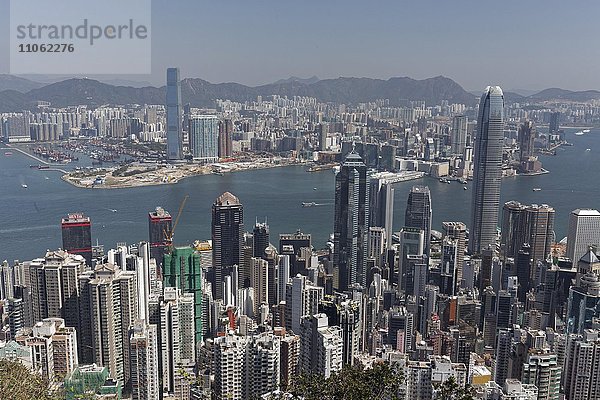 Wolkenkratzer  Hochhäuser im Stadtteil Central  Victoria Harbour und Kowloon West  Ausblick von The Peak  Victoria Peak  Hong Kong Island  Hongkong  China  Asien