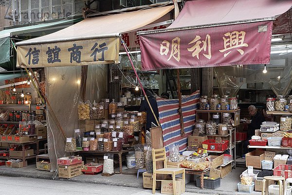 Läden  Des Voeux Road West  Stadtteil Sheung Wan  Hongkong Island  Hongkong  China  Asien