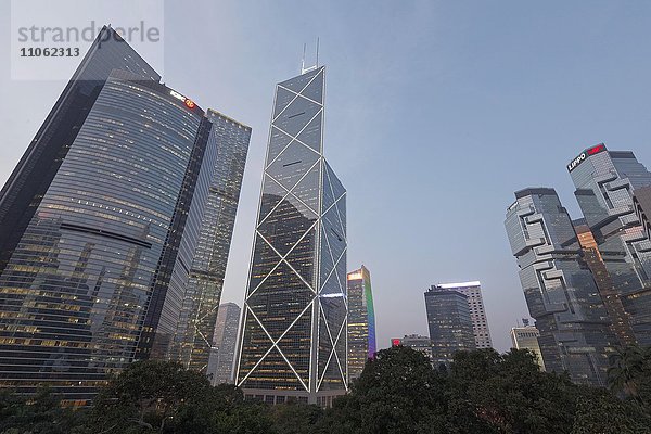 ICBC Hochhaus  Bank of China Tower bei Dämmerung  Lippo Center  Stadtteil Central  Hongkong Island  Hongkong  China  Asien