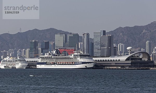 Kai Tak Cruise Terminal mit Kreuzfahrtschiffen  Victoria Harbour  Stadtteil Kwun Tong  East Kowloon  Hongkong  China  Asien