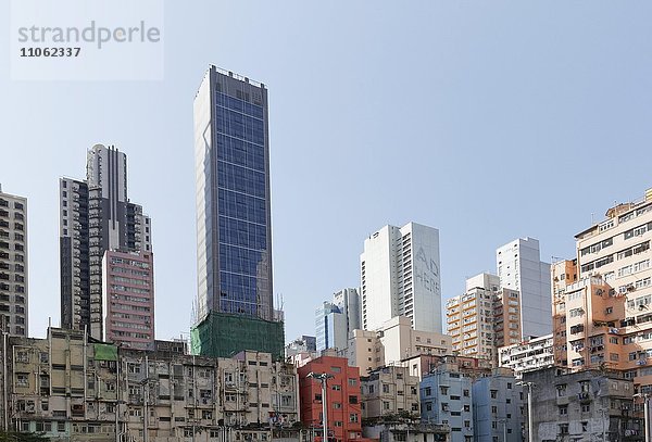 Heruntergekommene  marode Hausfassade  Wohnhäuser in der Victoria City  dahinter neue Hochhäuser  Sheung Wan  Hongkong Island  Hong Kong  China  Asien