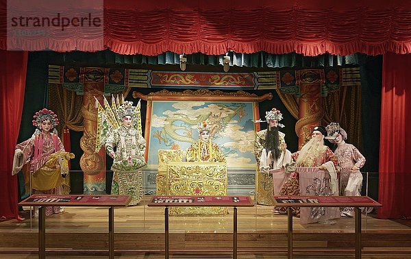 Bühne mit kostümierten Figuren  Cantonese Opera Heritage Hall  Hong Kong Heritage Museum  Sha Tin  New Territories  Hongkong  China  Asien