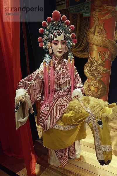 Kostümierte Puppe  weibliche Figur  Frau des Marshal of the Six Kingdoms reitet auf einem Pferd in der kantonesischen Oper  Cantonese Opera Heritage Hall  Hong Kong Heritage Museum  Sha Tin  New Territories  Hongkong  China  Asien